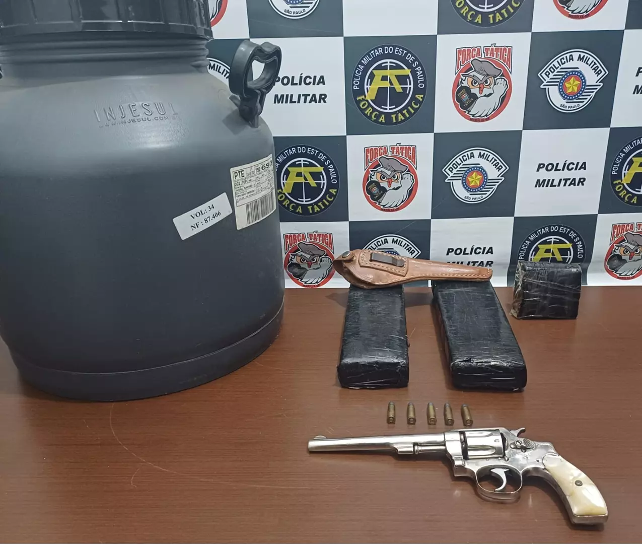PM flagra homem com drogas e revólver em Tupã